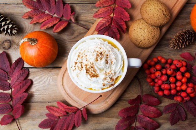 Kürbisgewürz-Latte-Becher mit Schlagsahne, Draufsicht