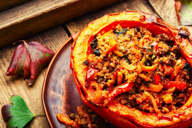 Kürbishälften gefüllt mit Hackfleisch,Gemüse und Quinoa.Herbst Kürbis Hokkaido