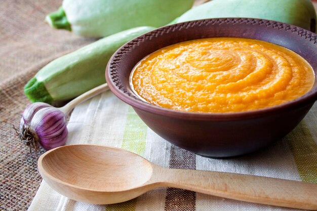 Kürbiskaviar mit Knoblauch und Tomaten