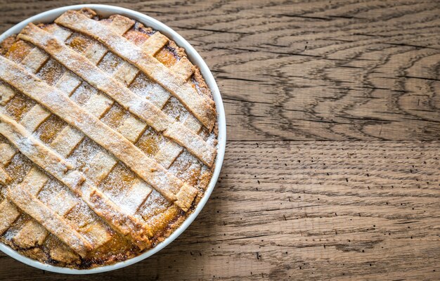 Kürbiskuchen auf dem Holztisch