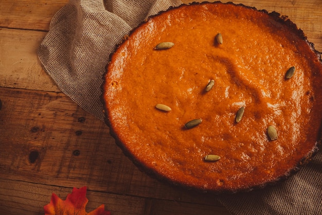 Kürbiskuchen auf Holztisch. Nachtisch für Thanksgiving-Dinner und Kürbis auf Holztisch.