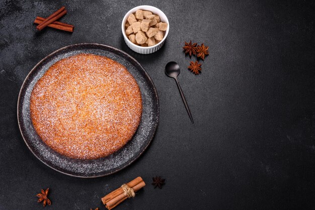 Kürbiskuchen auf Marmorschneidebrett Dunkler Hintergrund Kopieren Sie Platz