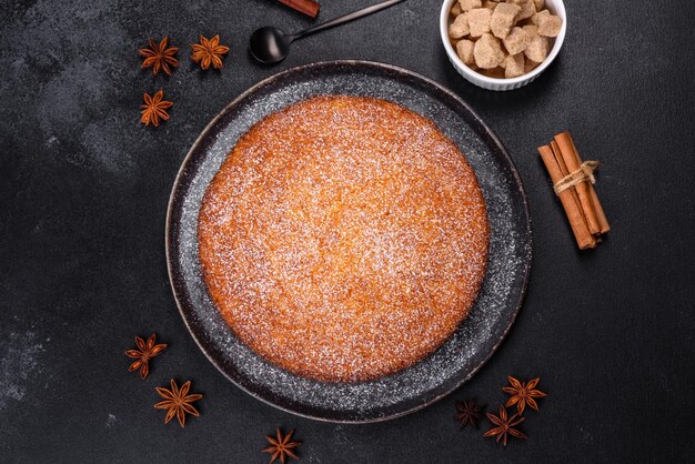 Kürbiskuchen auf Marmorschneidebrett Dunkler Hintergrund Kopieren Sie Platz