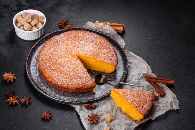 Kürbiskuchen auf Marmorschneidebrett Dunkler Hintergrund Kopieren Sie Platz