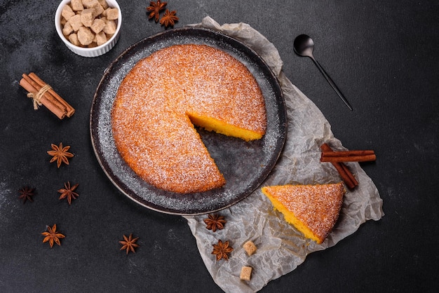 Kürbiskuchen auf Marmorschneidebrett Dunkler Hintergrund Kopieren Sie Platz