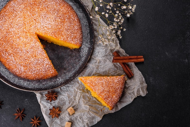 Kürbiskuchen auf Marmorschneidebrett Dunkler Hintergrund Kopieren Sie Platz