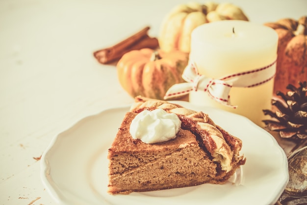 Kürbiskuchen auf weißem Holz