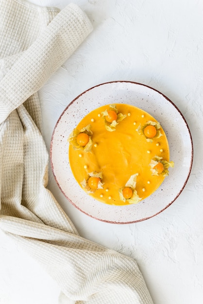 Kürbiskuchen mit Physalis verziert