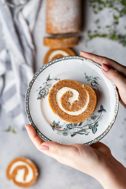 Kürbiskuchenrolle mit Frischkäsefüllung und Puderzucker