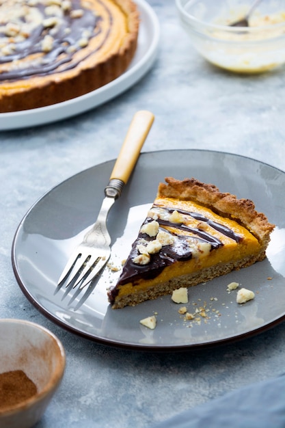 Kürbiskuchenscheibe. Draufsicht der Kürbistarte. Hausgemachtes Herbstessen. Bäckerei Hintergrund