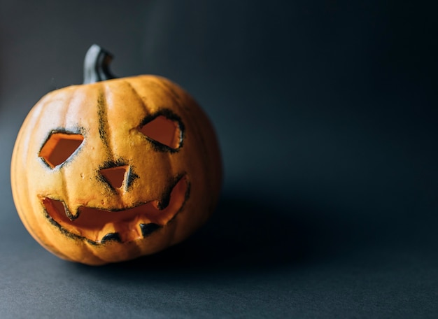 Foto kürbislaterne. halloween-hintergrund mit kopienraum