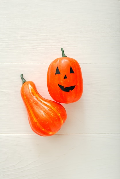 Kürbislaterne und Kürbis auf weißem Hintergrund. Happy Halloween Party Einladung, Feier. Halloween-Dekorationskonzept. Flache Lage, Ansicht von oben, Kopienraum.