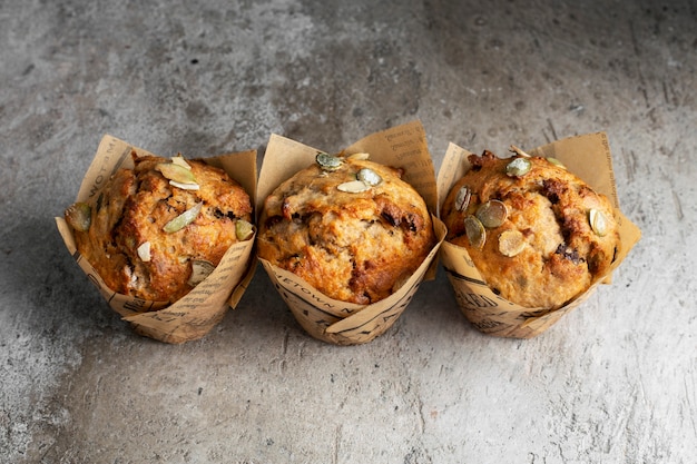 Kürbismuffins auf einem dunklen Raum, Draufsicht