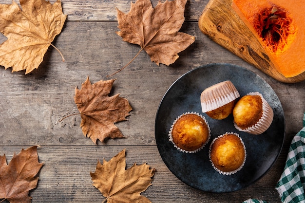 Kürbismuffins auf Holztisch