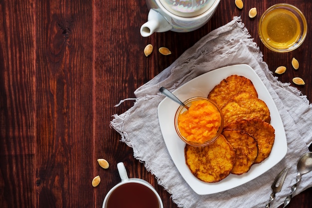 Kürbispfannkuchen mit Honig und Tee