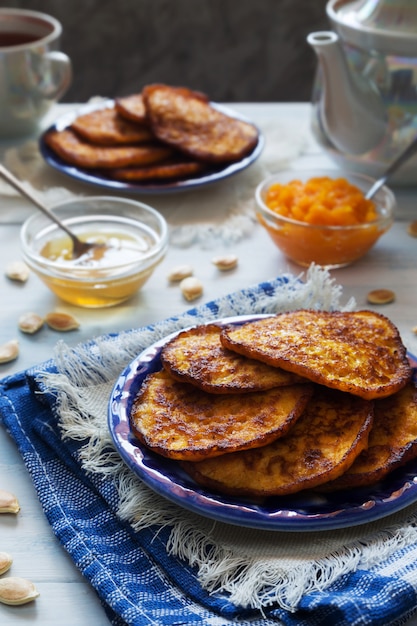 Foto kürbispfannkuchen mit honig und tee