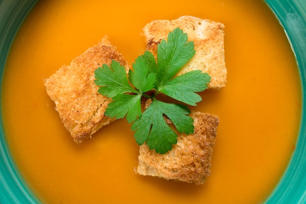 Kürbispüreesuppe mit Knoblauchcroutons Nahaufnahme