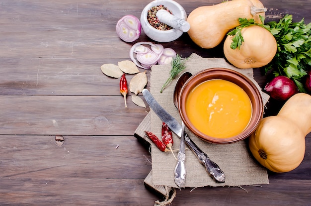 Kürbissahnesuppe mit Kürbiskernen in der Schüssel