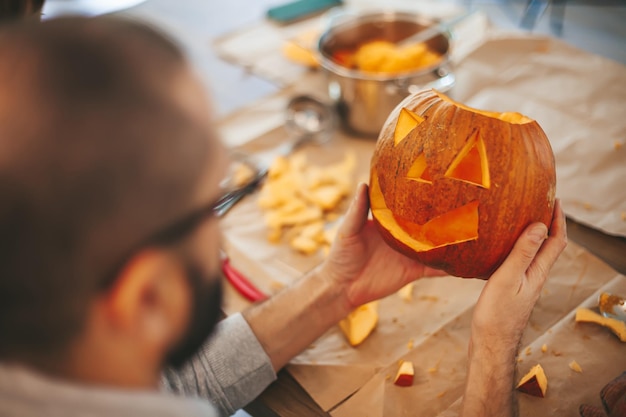 Kürbisschnitzen für Halloween