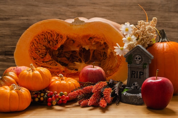 Kürbisse auf Tisch mit Herbstdekoration