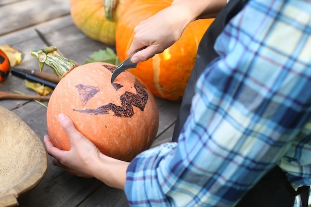 Foto kürbisse für halloween schnitzen