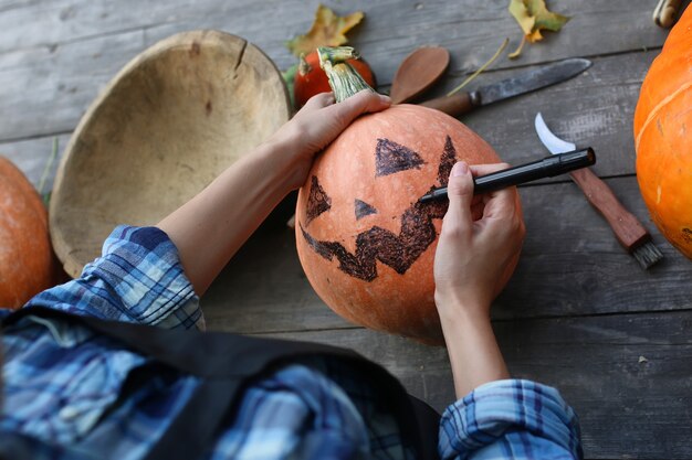 Kürbisse für Halloween schnitzen