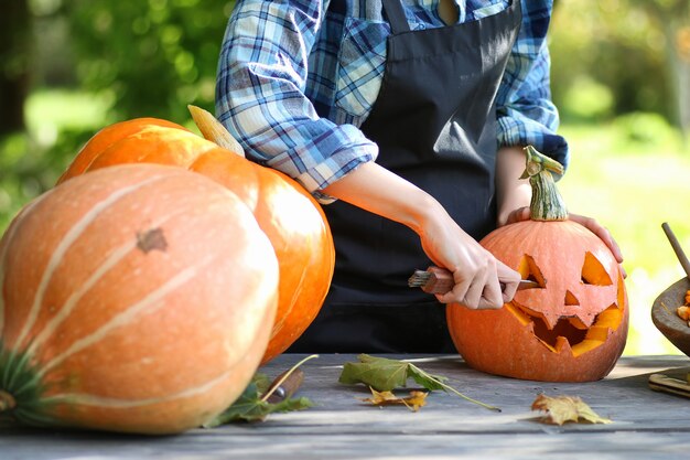 Kürbisse für Halloween schnitzen