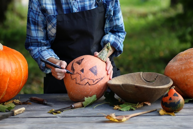 Foto kürbisse für halloween schnitzen