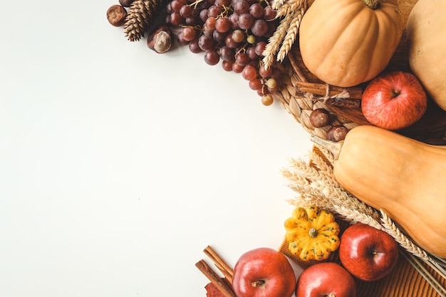 Kürbisse und bunte Herbstdekorationen auf weißem Hintergrund