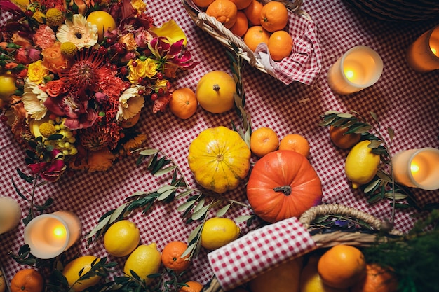 Kürbisse und Herbstdekorationen zum Verkauf in einem Markt