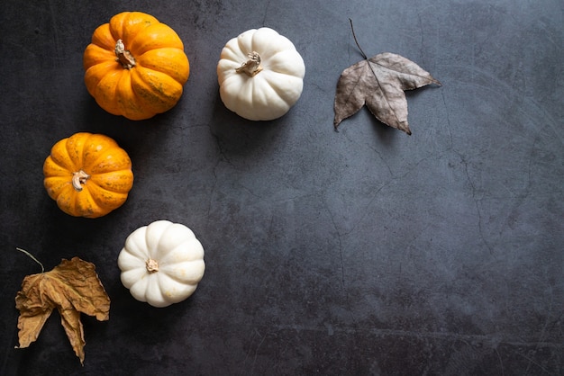 Kürbisse und Herbstlaub auf einem Tisch