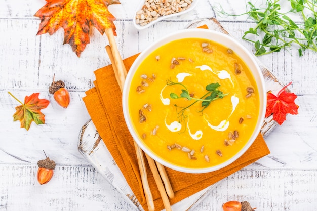 Kürbissuppe auf Herbsthintergrund