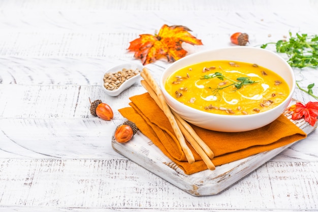 Kürbissuppe auf Herbsthintergrund