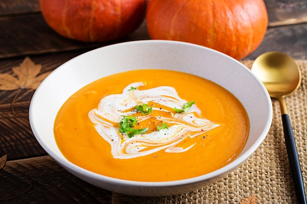 Foto kürbissuppe auf rustikalem holztisch