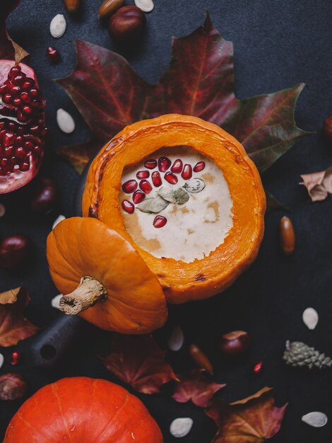 Kürbissuppe im Kürbis. Herbstkomposition. Erntedank