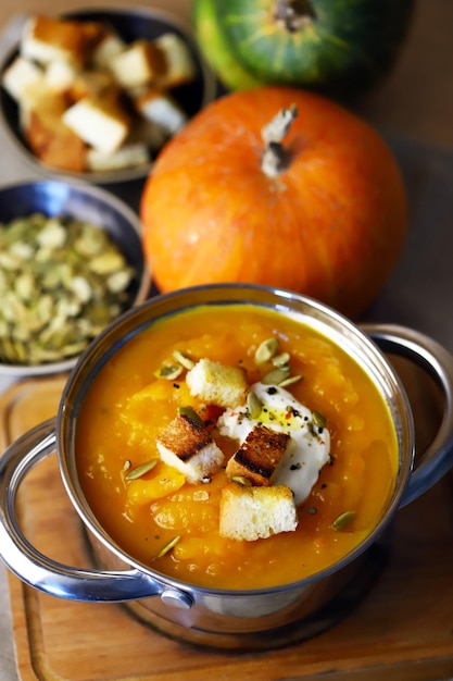 Kürbissuppe in einem Topf mit Croutons