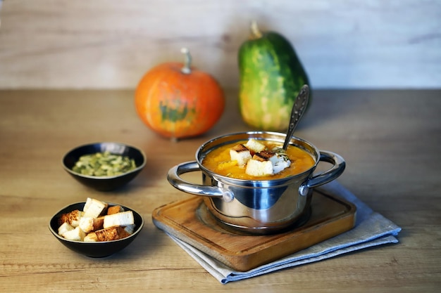 Kürbissuppe in einem Topf mit Croutons