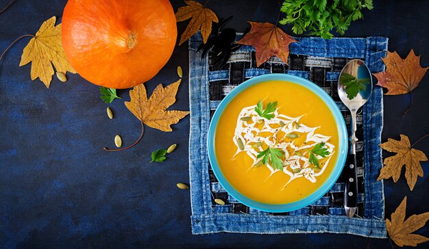 Kürbissuppe in einer Schüssel diente mit Petersilie und Kürbiskernen. Vegane Suppe.