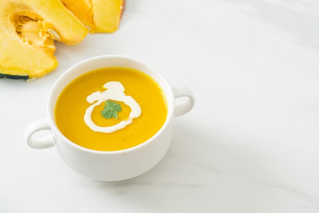 Kürbissuppe in weißer Schüssel - Vegetarische und vegane Küche