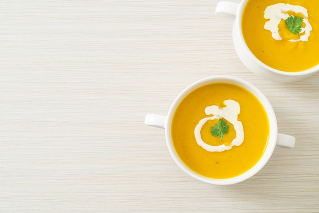 Kürbissuppe in weißer Schüssel - vegetarische und vegane Küche