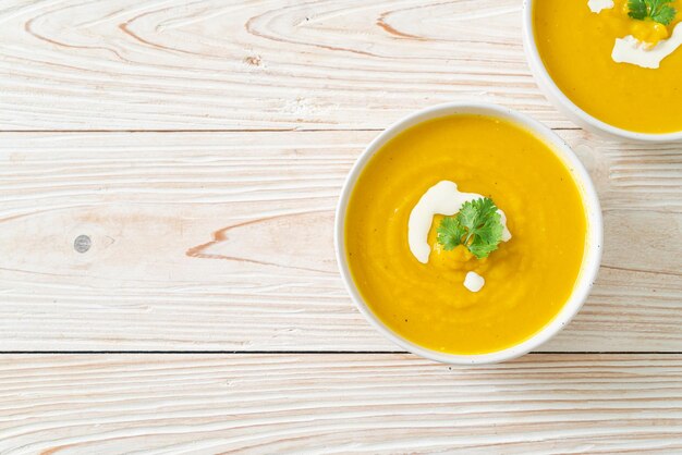 Kürbissuppe in weißer Schüssel Vegetarische und vegane Küche