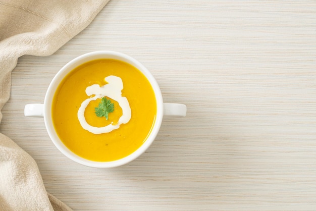 Kürbissuppe in weißer Schüssel - Vegetarische und vegane Küche