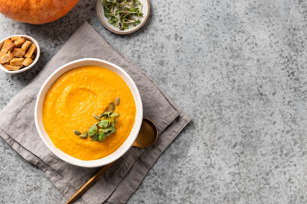 Kürbissuppe mit Crackern garnieren