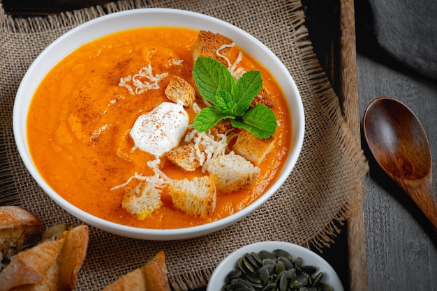 Kürbissuppe mit Croutons und Sahne