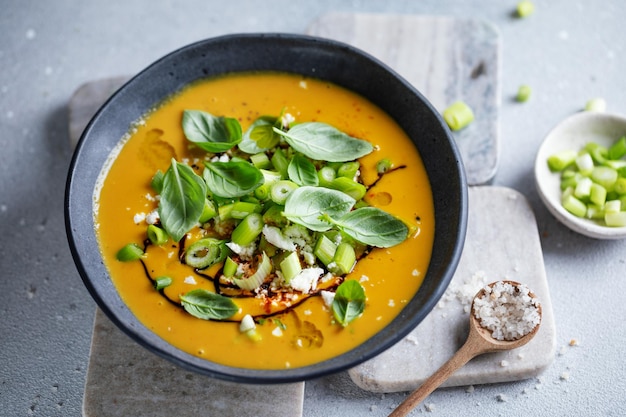 Foto kürbissuppe mit croutons