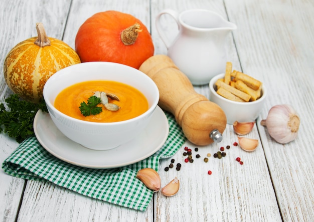 Kürbissuppe mit frischen Kürbissen