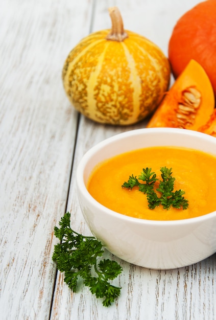 Foto kürbissuppe mit frischen kürbissen