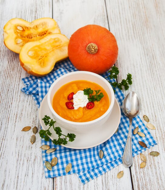 Kürbissuppe mit frischen Kürbissen