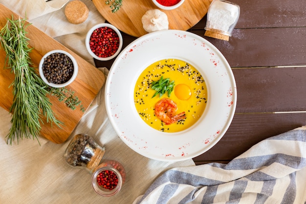 Kürbissuppe mit Garnelen