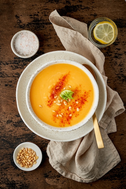 Kürbissuppe mit geräuchertem Paprika und Pinienkernen